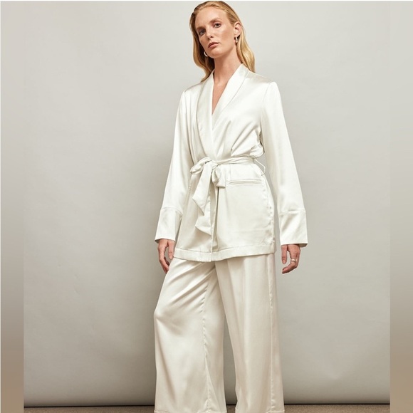 CARBON38 Silk Satin Ivory Smoking jacket size small BNWT brand new w tags - Picture 3 of 7